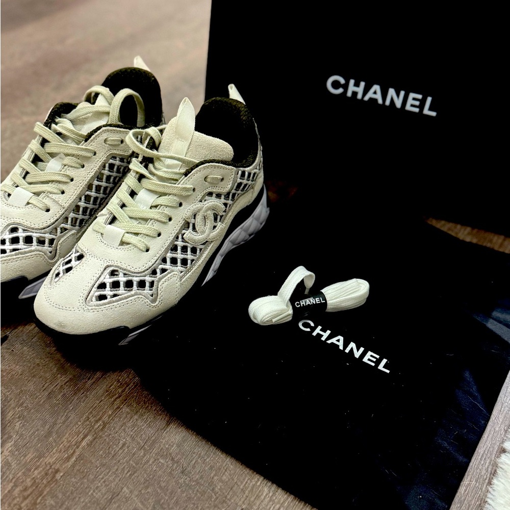 CHANEL ECRU LIGHT Beige SUEDE CALFSKIN EMBROIDERY LEATHER SNEAKERS
